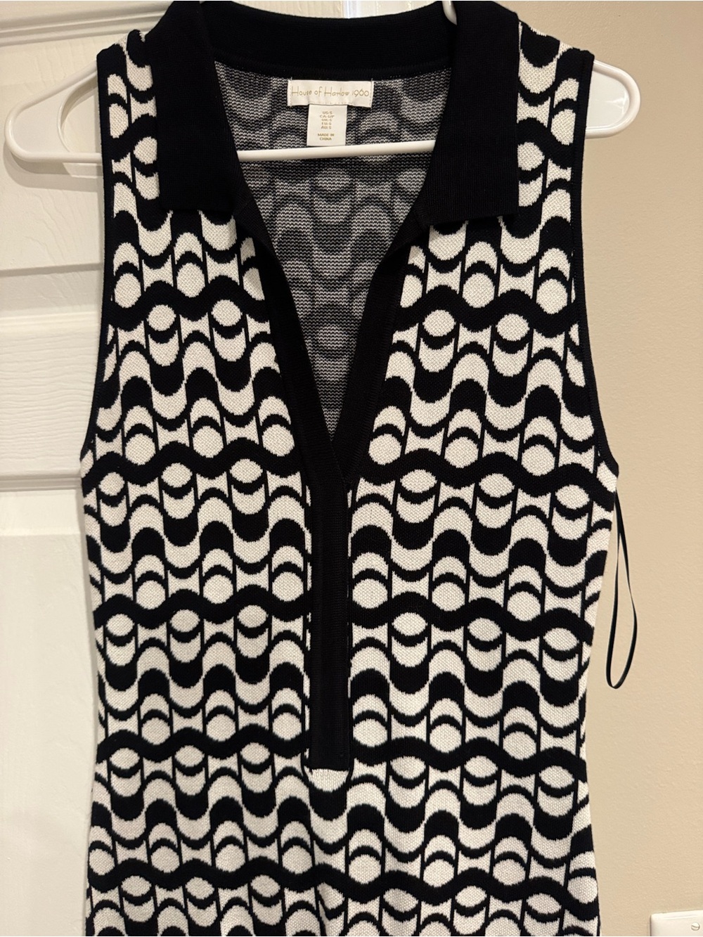 House of Harlow 1960 Black & White Sleeveless Knit Polo!